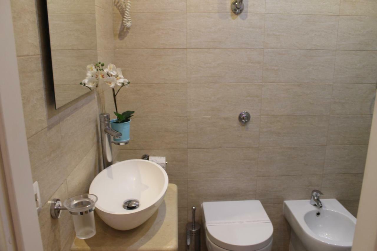 나폴리 Da Polly A Piazza Amedeo B&B 외부 사진