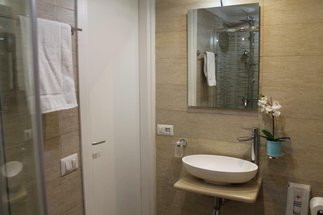나폴리 Da Polly A Piazza Amedeo B&B 외부 사진