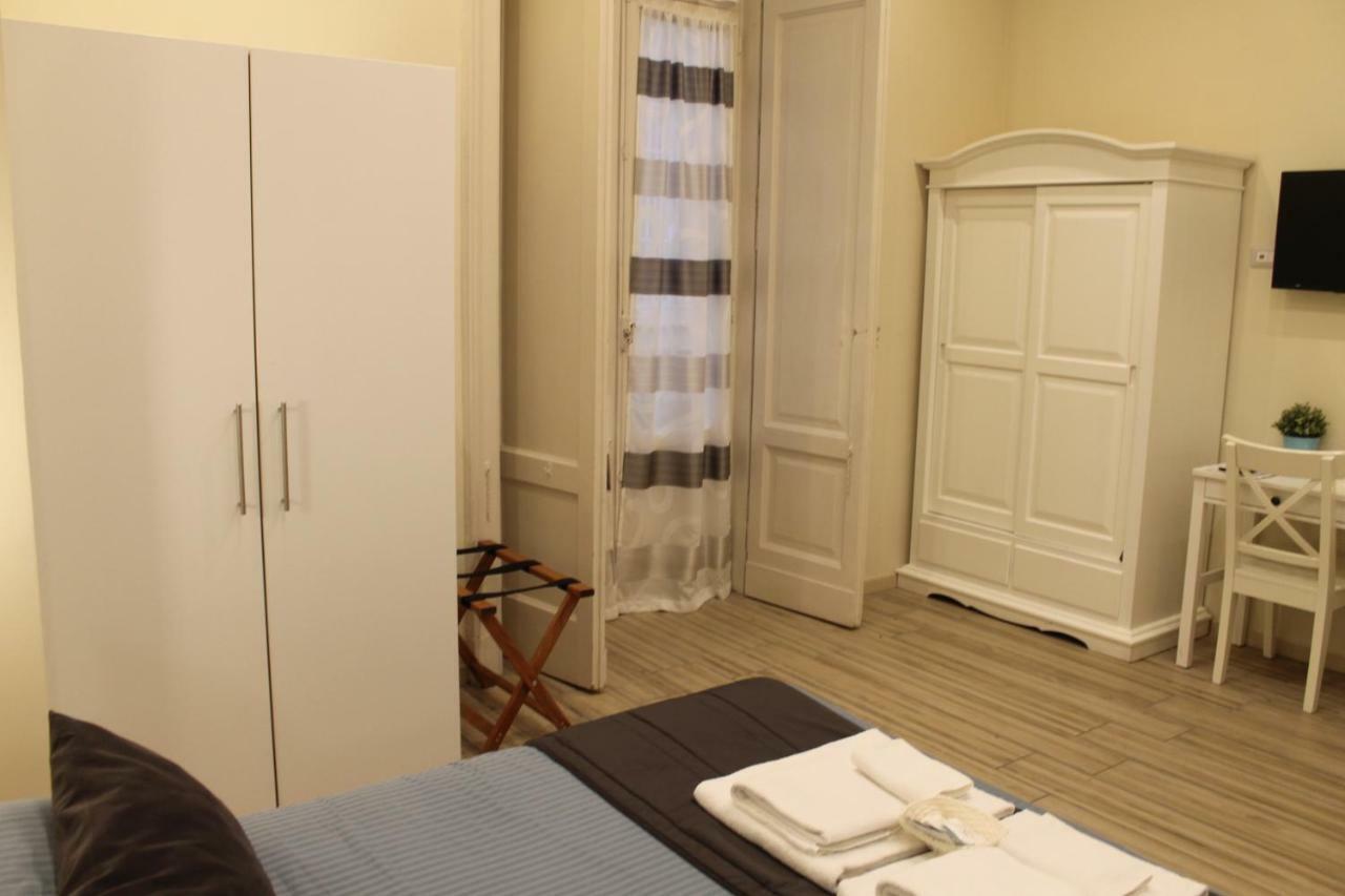 나폴리 Da Polly A Piazza Amedeo B&B 외부 사진